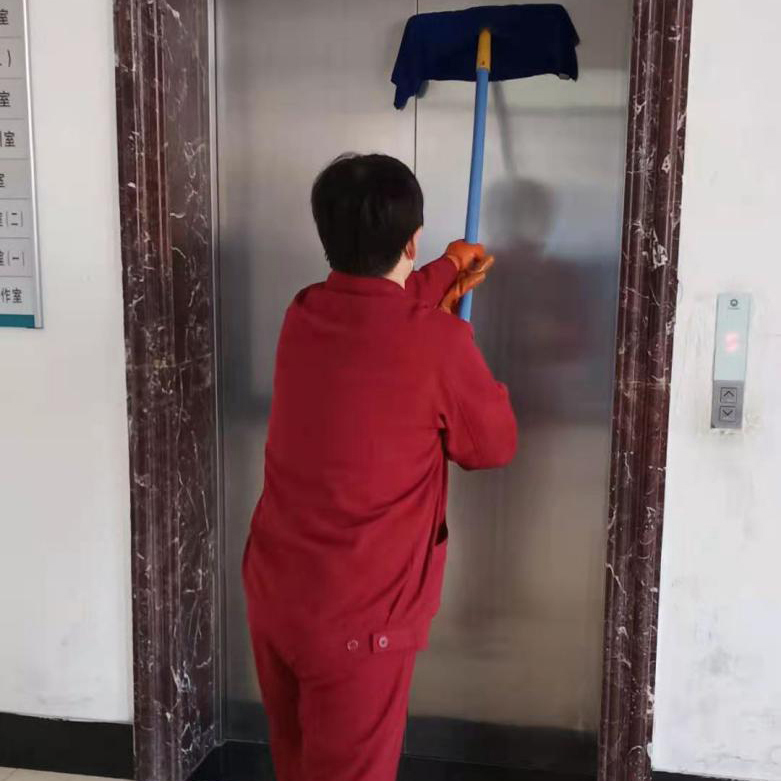 保洁员养护电梯不锈钢门扇