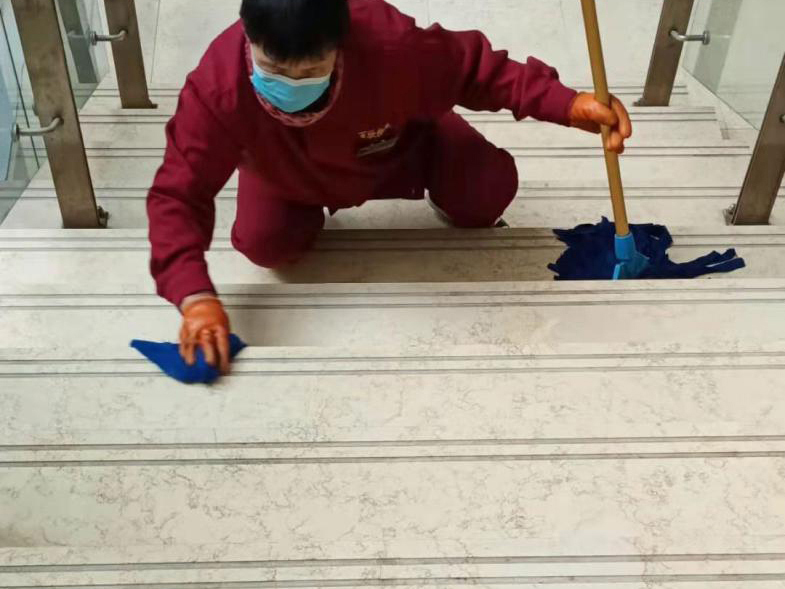 保洁员擦拭楼梯防滑槽污渍